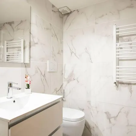 Unforgettable Split Level Jacuzzi Navona - Collection Apartment *