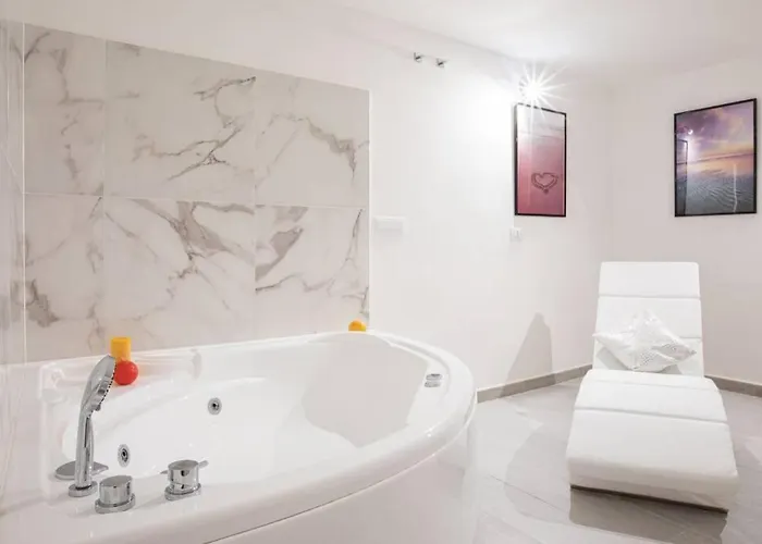Unforgettable Split Level Jacuzzi Navona - Collection *